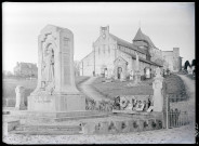 Monument aux morts de la guerre 14-18 devant l'église Saint-Valentin de Jumièges (Seine-Maritime).