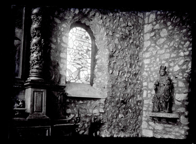 Verrière de Décorchemont François (peintre-verrier) représentant le Cantique des cantiques de l'église Saint-Aubin de Ménesqueville (Eure).