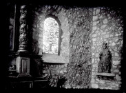 Verrière de Décorchemont François (peintre-verrier) représentant le Cantique des cantiques de l'église Saint-Aubin de Ménesqueville (Eure).