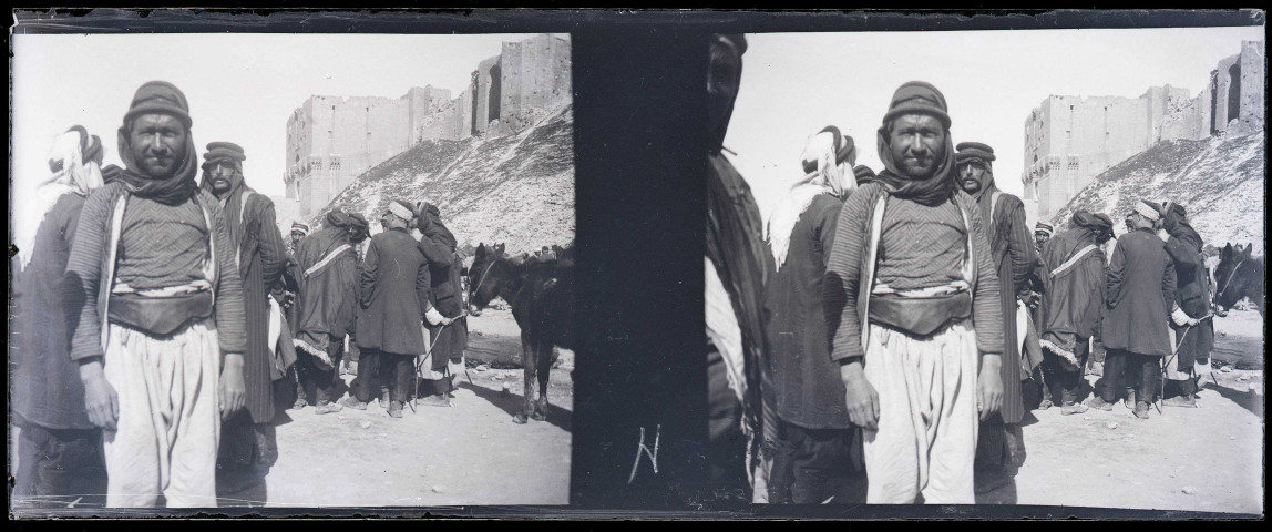Hommes au marché au pied du bastion d'Alep (Syrie).