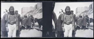 Hommes au marché au pied du bastion d'Alep (Syrie).
