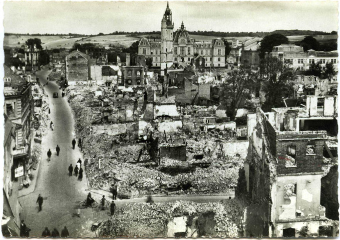 Evreux-Ville. Rue du Dr Oursel et L'Hôtel de Ville en 1940.