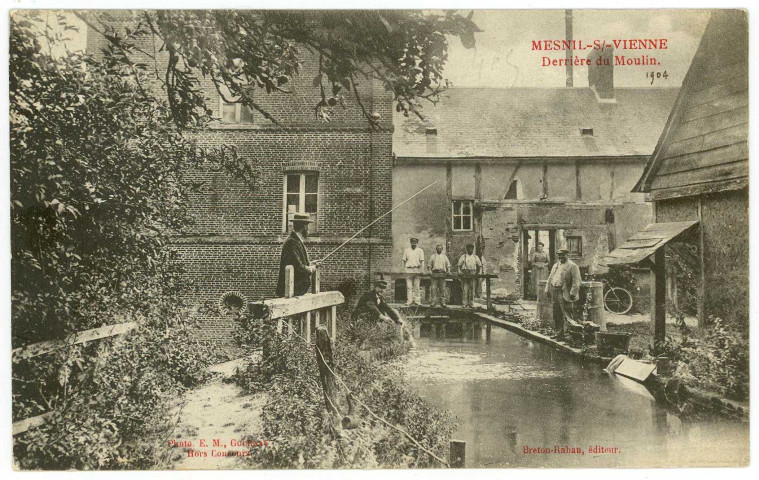 Mesnil-sous-Vienne. Derrière du Moulin.
