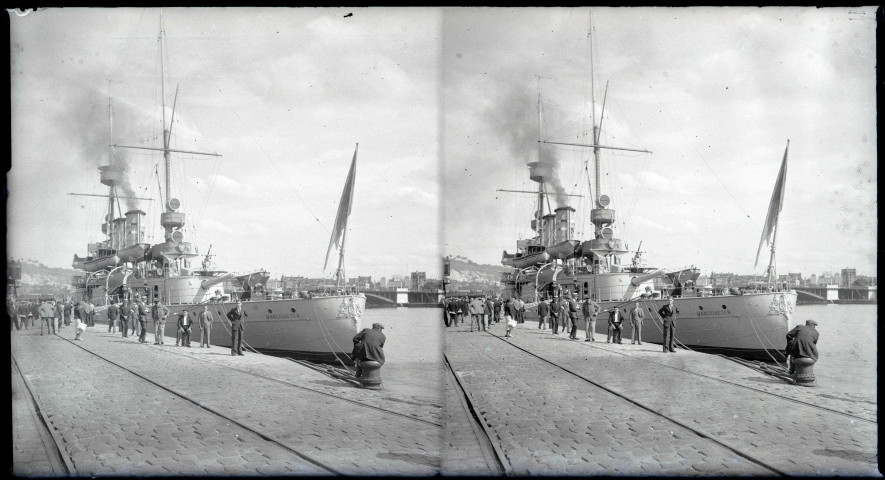 Garde-côtes cuirassé « Manligheten » de la marine suédoise, amarré dans le port de Rouen (Seine-Maritime).