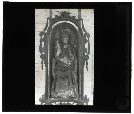 Église d'Heudreville-en-Lieuvin, statue de Saint-Pierre assis dans un fauteuil.