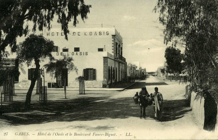 GABÈS. - Hôtel de l'Oasis et le Boulevard Faure-Biguet
