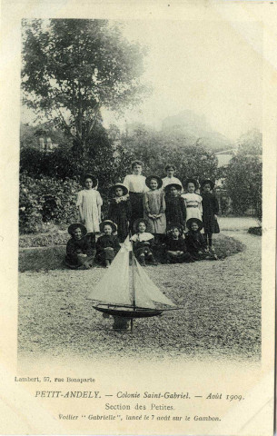 Andelys (Les). Petit-Andely. - Colonie Saint-Gabriel. - Août 1909. Section des Grandes. Voilier "Gabrielle", lancé le 7 août sur le Gambon.
