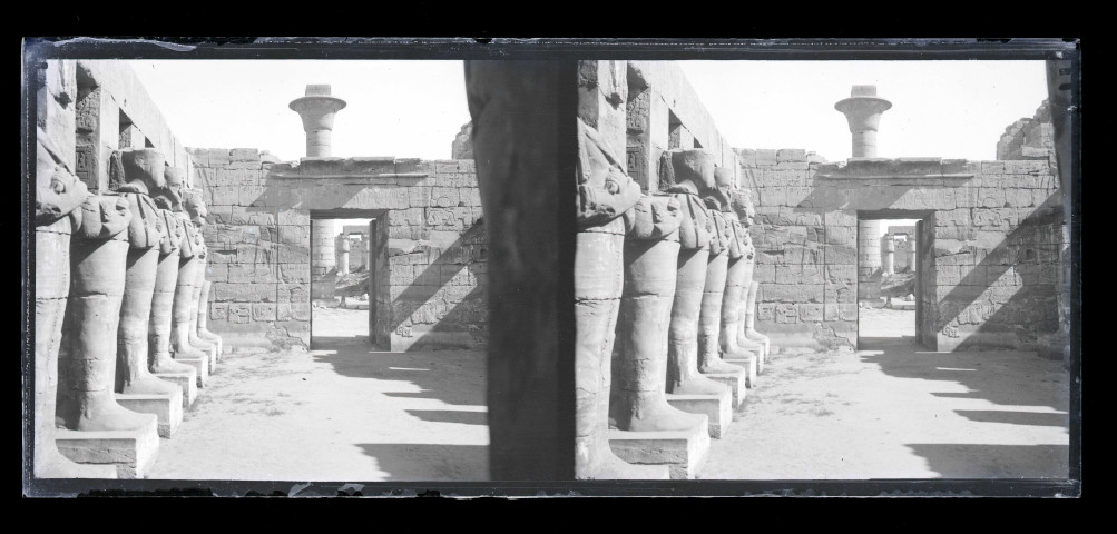 Colosses et colonne de Taharka à Karnak (Égypte).