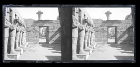 Colosses et colonne de Taharka à Karnak (Égypte).