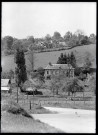 Vue sur un prieuré de Rosay-sur-Lieure (Eure) avec le chien « Milou » sur le chemin .