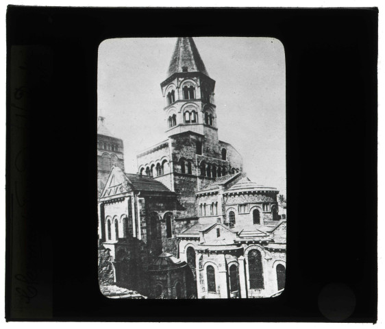 Basilique Notre-Dame-du-Port à Clermont-Ferrand (Puy-de-Dôme), chevet, clocher et transept.