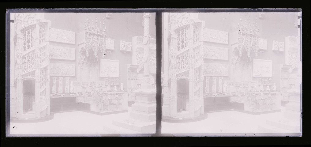 Moulages d'un escalier d'orgue, de statues et de bas-reliefs d'église, exposés au musée du Trocadéro de Paris (Seine).