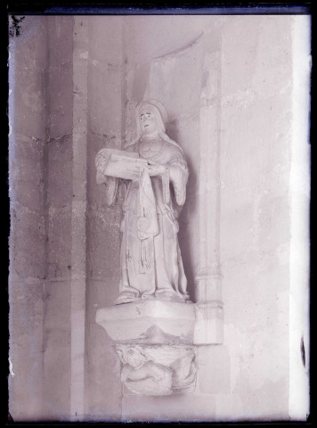 Statue d'une sainte tenant un livre de l' église de Guiry (Val-d'Oise).