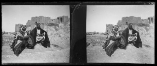 Bédouins au pied de la forteresse d'Alep (Syrie).
