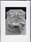 Groupe sculpté de trois anges lisant un livre, détail du culot sous la statue de la Vierge de l'Annonciation du XIVe siècle de l'église d'Écouis (Eure)