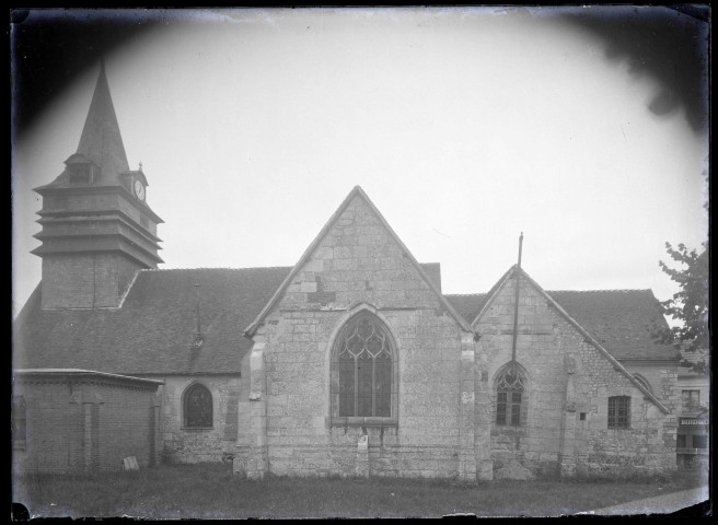 Vue d'ensemble de l'église de Saint-Cyr-du-Vaudreuil (Eure).