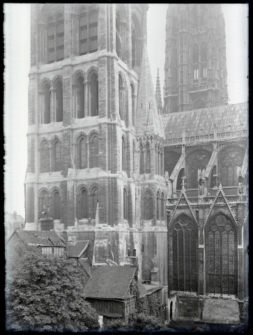 Maisons anciennes situées à la base de la tour Saint-Romain de la cathédrale Notre-Dame de Rouen (Seine-Maritime).