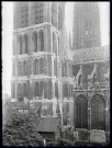 Maisons anciennes situées à la base de la tour Saint-Romain de la cathédrale Notre-Dame de Rouen (Seine-Maritime).