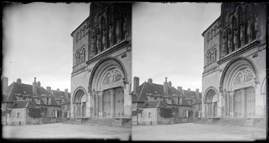 Façade de l'église de la Madeleine de Vézelay (Yonne).