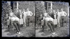 Famille Bretocq et amis posant sur le perron du presbytère de Rosay-sur-Lieure (Eure).