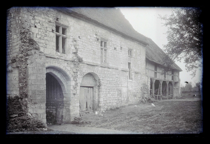 Maison de pierre et grange à pans de bois.