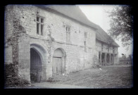 Maison de pierre et grange à pans de bois.