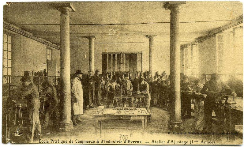Evreux-Ville. École pratique de Commerce et d'industrie - Atelier d'Ajustage (1ere Année).