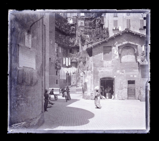 Ruelle animée d'une ville italienne.