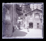 Ruelle animée d'une ville italienne.