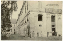 Bec-Hellouin (Le). Cour d'honneur de l'Abbaye.