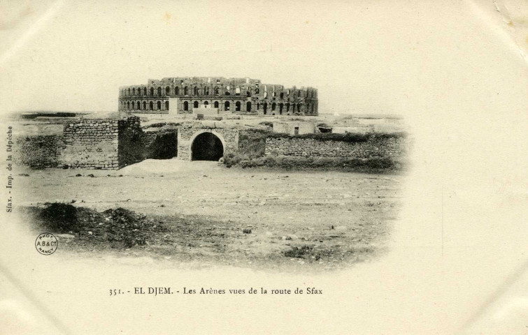 EL-DJEM. - Les Arènes vues de la route de Sfax
