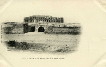 EL-DJEM. - Les Arènes vues de la route de Sfax