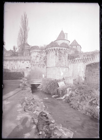 Porte Saint-Sulpice avec tours extra-muros de Fougères (Ille-et-Vilaine).
