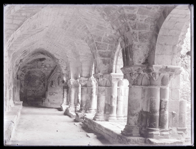 Galerie du cloître de l'abbaye Saint-Vincent de Nieul-sur-L'Autize (Vendée).