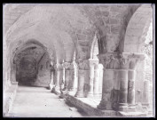 Galerie du cloître de l'abbaye Saint-Vincent de Nieul-sur-L'Autize (Vendée).