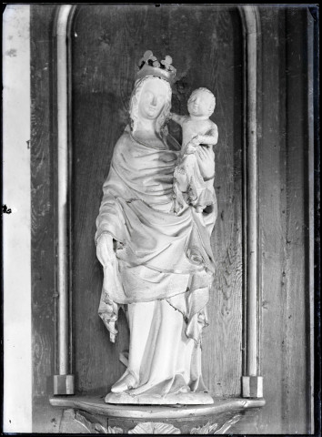 Statue de Vierge à l'enfant en calcaire polychrome, du retable latéral Nord de l'église Saint-Sigismond de Nojeon-en-Vexin (Eure, France).