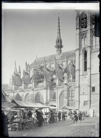 Jour de marché sur la place de la cathédrale Notre-Dame de Caudebec-en-Caux (Seine-Maritime).