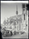 Jour de marché sur la place de la cathédrale Notre-Dame de Caudebec-en-Caux (Seine-Maritime).