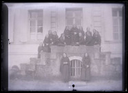 Groupe de religieuses sur le perron du château d'Orgeville (Eure) côté parc.