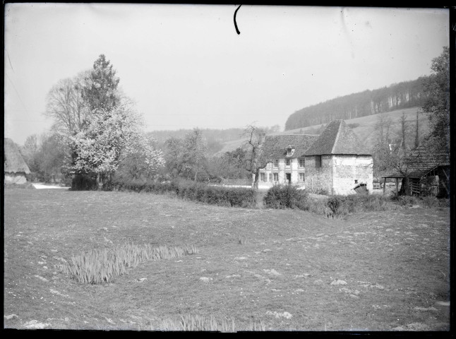 Chaumière et grange normandes des environs de Ménesqueville (Eure).