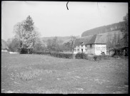 Chaumière et grange normandes des environs de Ménesqueville (Eure).