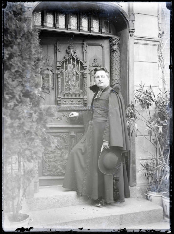 Portrait de l'abbé Bretocq en habit sacerdotal.