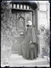 Portrait de l'abbé Bretocq en habit sacerdotal.