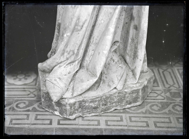 Statue de la Vierge à l'enfant de Lisors (Eure), détail de draperie.