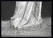 Statue de la Vierge à l'enfant de Lisors (Eure), détail de draperie.