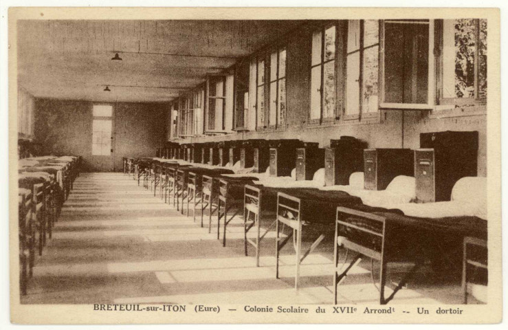 Breteuil-sur-Iton. Colonie Scolaire du XVIIe Arrondt-Un Dortoir.
