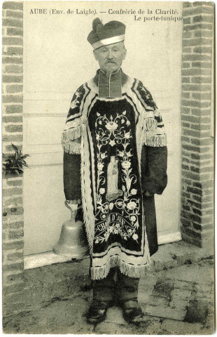 Basse-Normandie. Aubé (Env. De Laigle). - Confrérie de la Charité. Le porte-tunique.