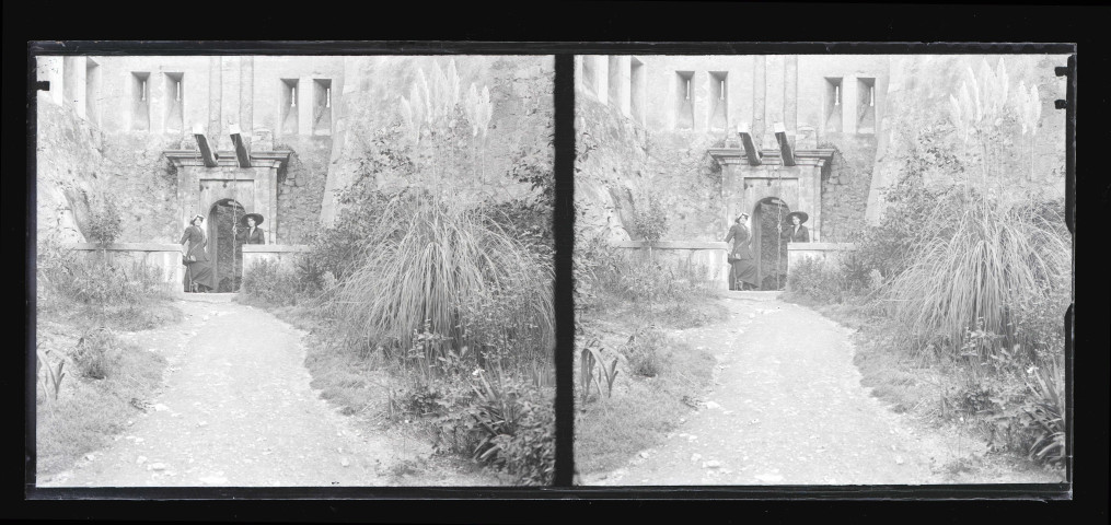 Ruines et vestiges de château médiéval des environs de Lourdes (Hautes-Pyrénées).