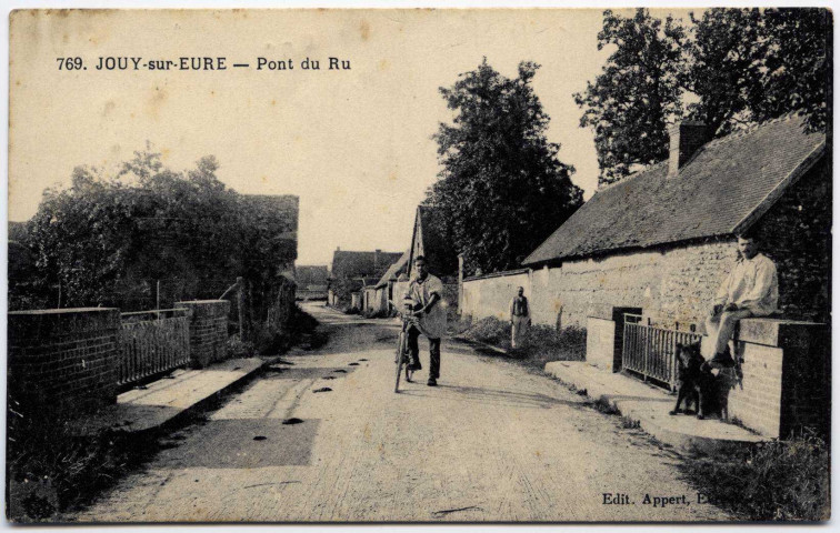 Jouy-sur-Eure. Pont du Ru.
