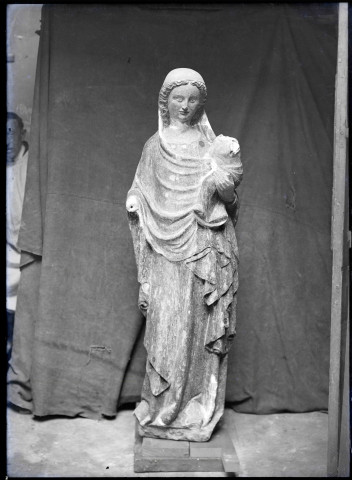 Statue de Vierge à l'enfant en pierre de l'église Notre-Dame de Beauficel-en-Lyons (Eure, France).